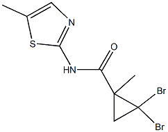 2,2-dibromo-1-methyl-N-(5-methyl-1,3-thiazol-2-yl)cyclopropanecarboxamide Struktur