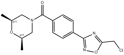 (2R,6S)-4-{4-[5-(chloromethyl)-1,2,4-oxadiazol-3-yl]benzoyl}-2,6-dimethylmorpholine Struktur