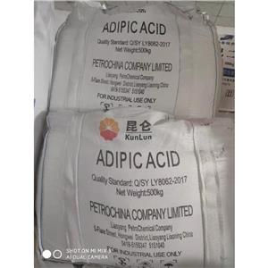己二酸俗稱肥酸，尼龍66和工程塑料的原料，也是醫(yī)藥、酵母提純、殺蟲劑、粘合劑、合成革、合成染料和香料的原料。